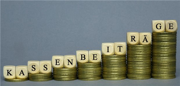 Kennen nur eine Richtung: Auch für 2025 wird mit weiter steigenden Zusatzbeiträgen der gesetzlichen Krankenkassen gerechnet.